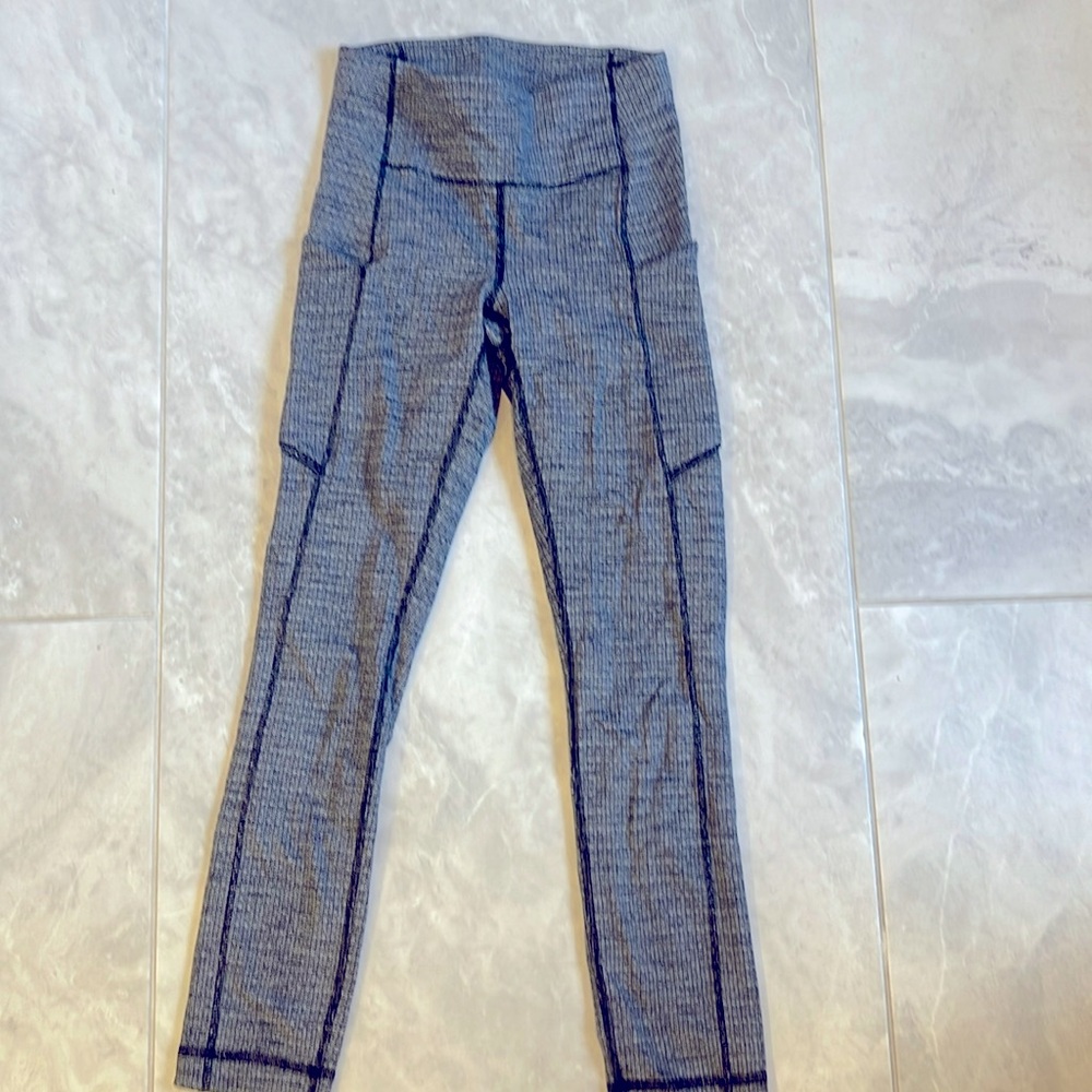 Lululemon size 2 black and white leggings. Multiple pockets. 21 length